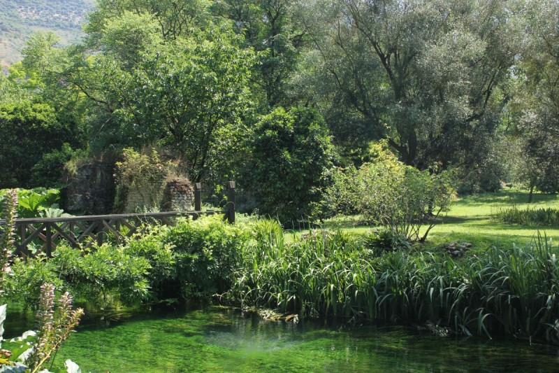 Classic italian style garden idea for Florida's gardens